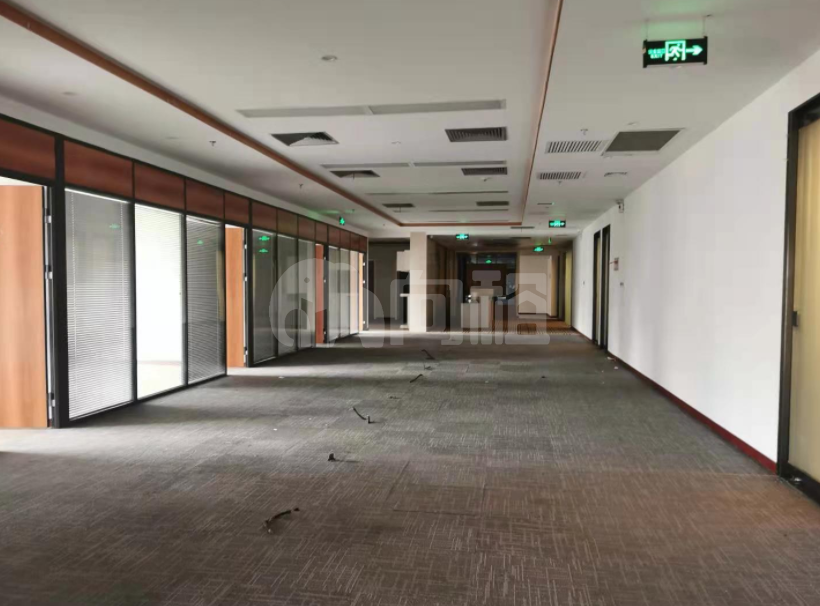 宝华中心写字楼 700m²办公室出租 4.8元/m²/天 简单装修