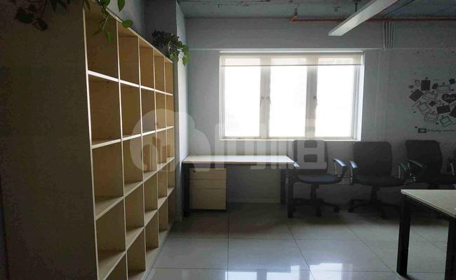 上海望族城 68m²办公室 3.8元/m²/天 中等装修