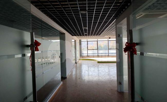 虹三产业园 130m²办公室 3.8元/m²/天 简单装修