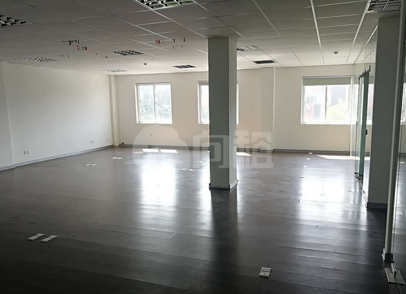 福克斯创新园写字楼 330m²办公室出租 1.8元/m²/天 简单装修