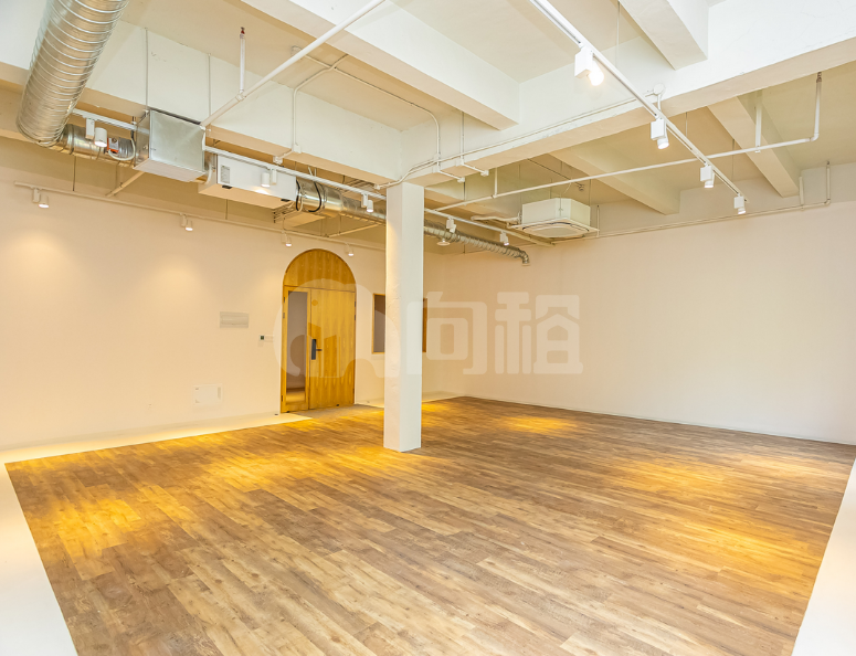 176空间写字楼 1323m²办公室出租 6.5元/m²/天 简单装修