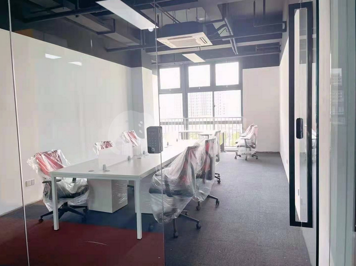 漕河泾光华园写字楼 120m²办公室出租 3.3元/m²/天 精品装修