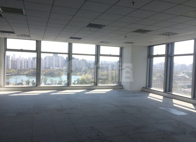 宝华中心写字楼 351m²办公室出租 6元/m²/天 简单装修