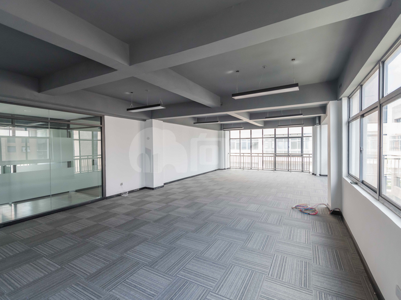 久富科创园写字楼 130m²办公室出租 2.2元/m²/天 简单装修