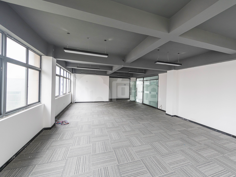 久富科创园写字楼 300m²办公室出租 2.2元/m²/天 简单装修