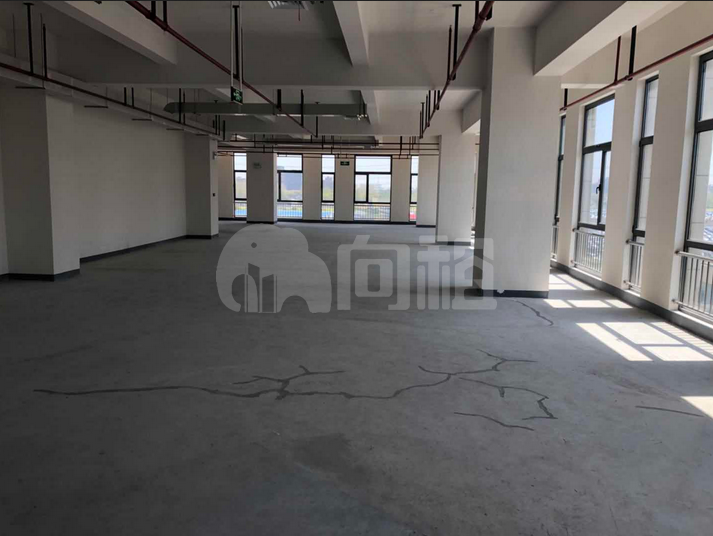 腾飞莲花商务园写字楼 591m²办公室出租 4.4元/m²/天 简单装修