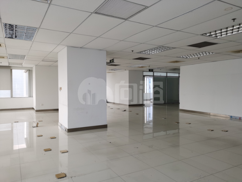汤臣金融中心写字楼 216m²办公室出租 6.1元/m²/天 简单装修