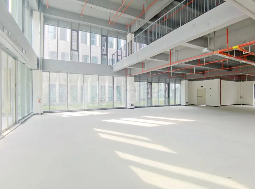 万金中心写字楼 369m²办公室出租 4.5元/m²/天 简单装修