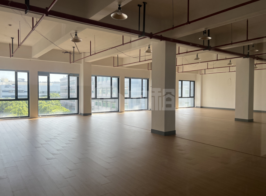 聚鑫金桥园写字楼 700m²办公室出租 2.5元/m²/天 简单装修