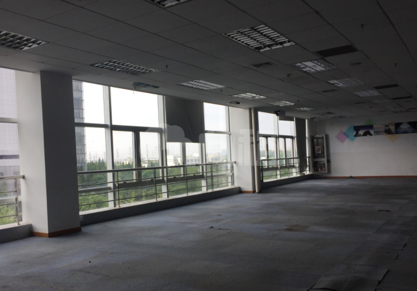 华虹科技园写字楼 800m²办公室出租 4.2元/m²/天 简单装修