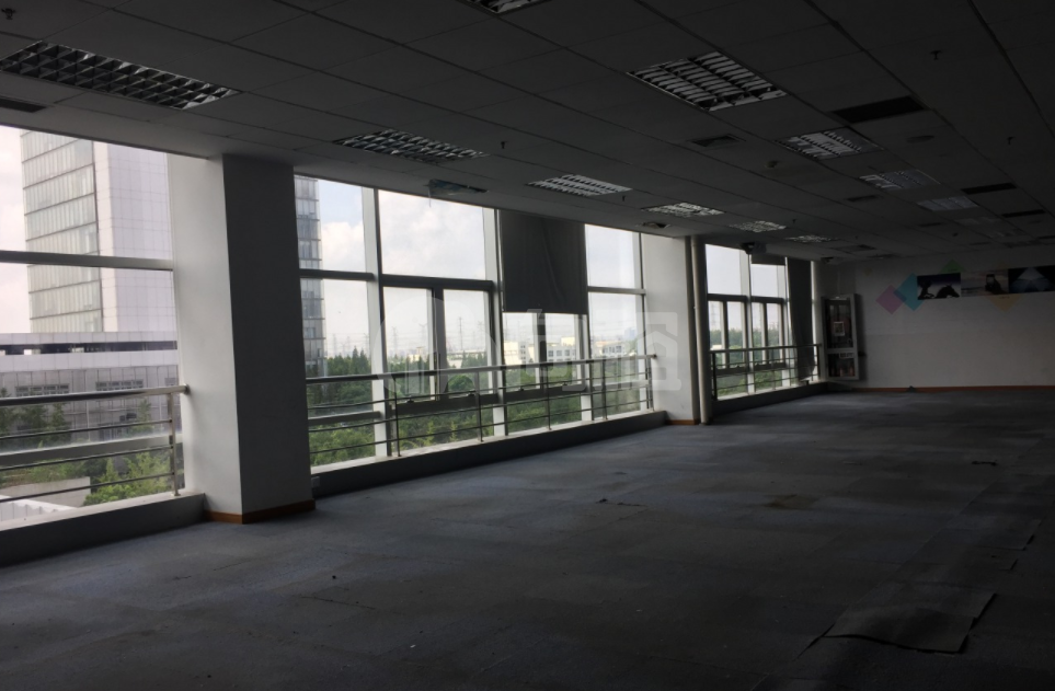 华虹科技园写字楼 500m²办公室出租 4.2元/m²/天 简单装修