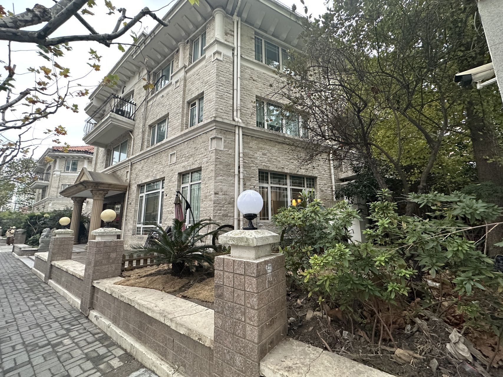 虹口北外滩独栋1200㎡独栋办公室出租，带厨房（通燃气），餐厅，放映设备等，精品装修