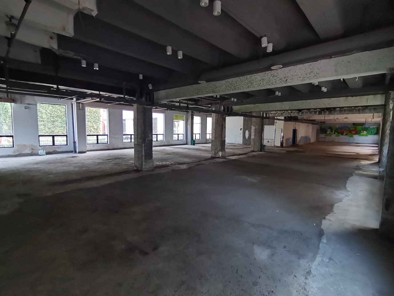 云桥科创湾写字楼 591m²办公室出租3元/m²/天 简单装修