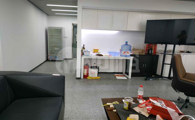 珠江创意中心 105m²办公室 4.4元/m²/天 中等装修