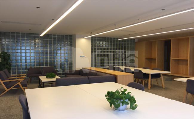 Base SOHO 207m²办公室 3.3元/m²/天 中等装修