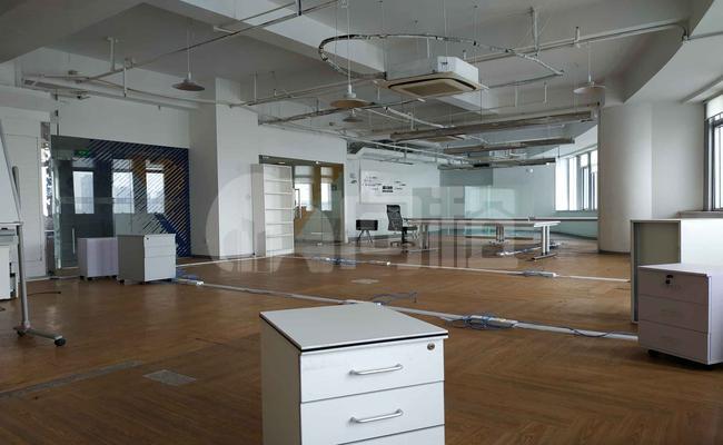 波司登国际大厦 786m²办公室 3.1元/m²/天 简单装修