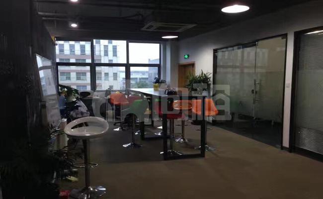 张江微电子港 711m²办公室 4.8元/m²/天 精品装修