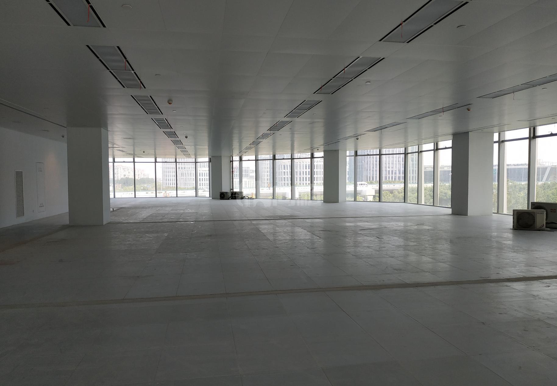 古北国际财富中心写字楼 696m²办公室 8.1元/m²/天 简单装修
