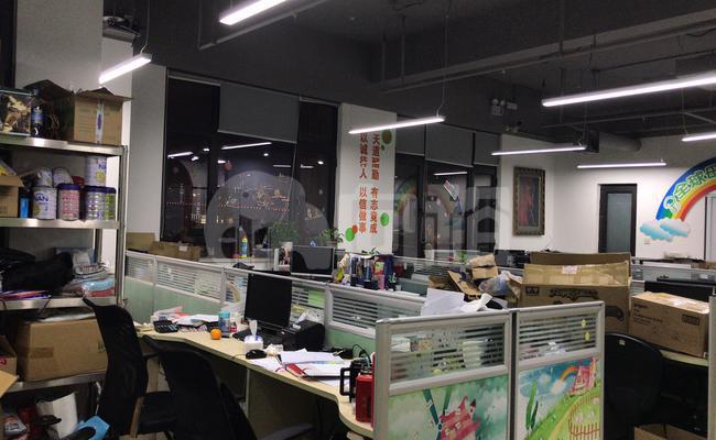 银亿滨江中心 256m²办公室 3.8元/m²/天 精品装修