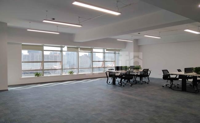 鸿运大厦 120m²办公室 3.3元/m²/天 精品装修