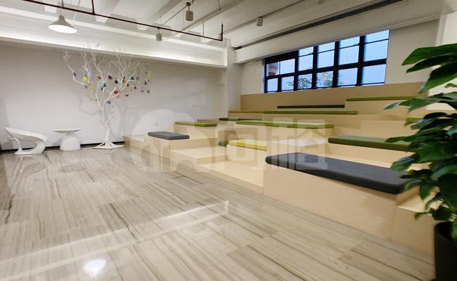 腾讯创新创业中心 884m²办公室 4.6元/m²/天 中等装修