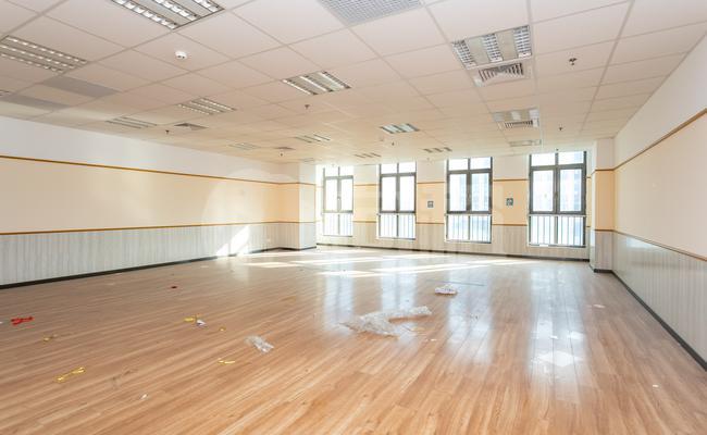 近铁虹桥中心 1028m²办公室 4.6元/m²/天 简单装修